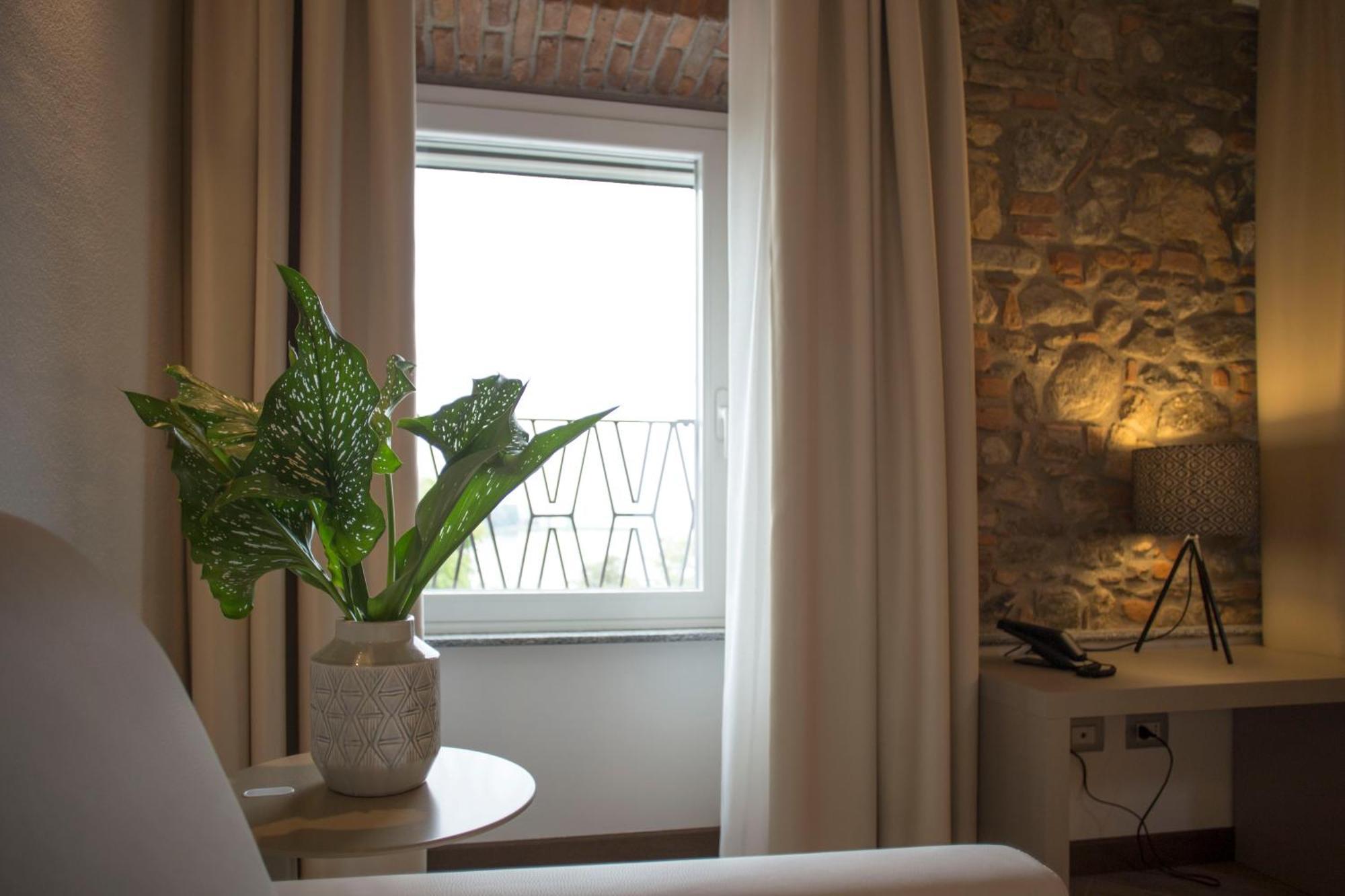 Hotel Ponti Angera Exterior photo