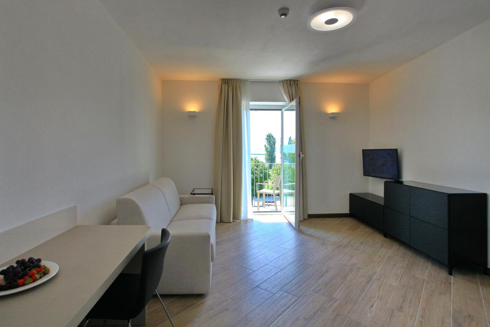 Hotel Ponti Angera Exterior photo